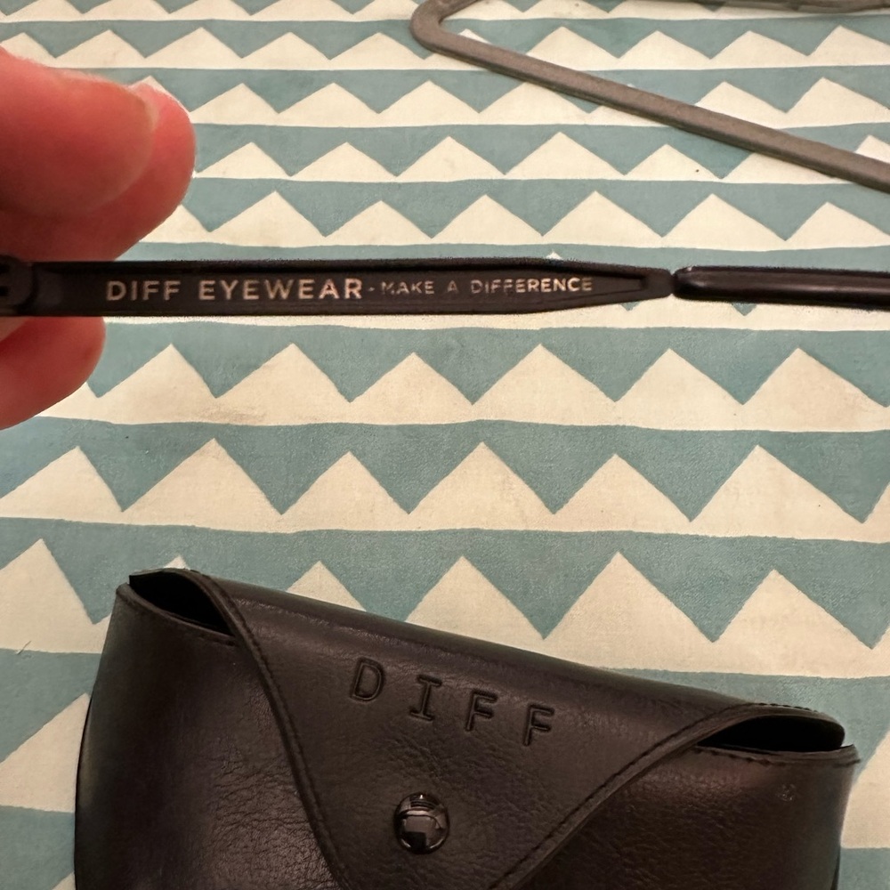Diff Eyewear Black Sunglasses - Picture 4 of 15